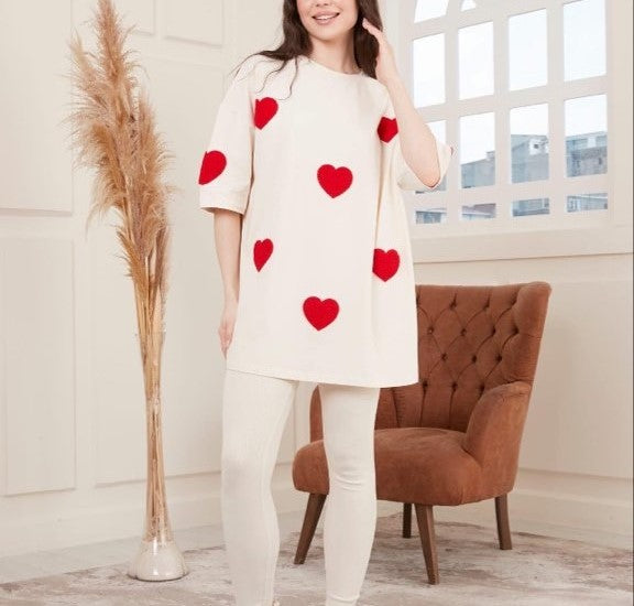 Marškinėliai balti, su raudomis širdimis